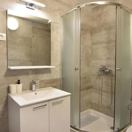 Comfortable Vacation Retreat With Parking דירה *