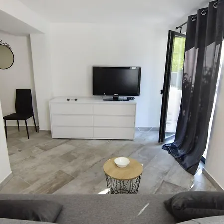 Comfortable Vacation Retreat With Parking Plovanija