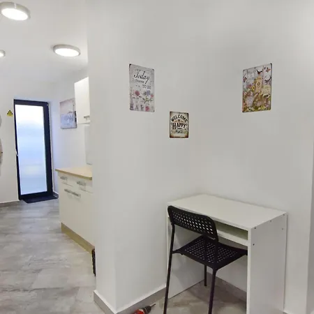 Comfortable Vacation Retreat With Parking Plovanija