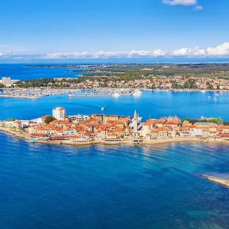 Comfortable Vacation Retreat With Parking Plovanija